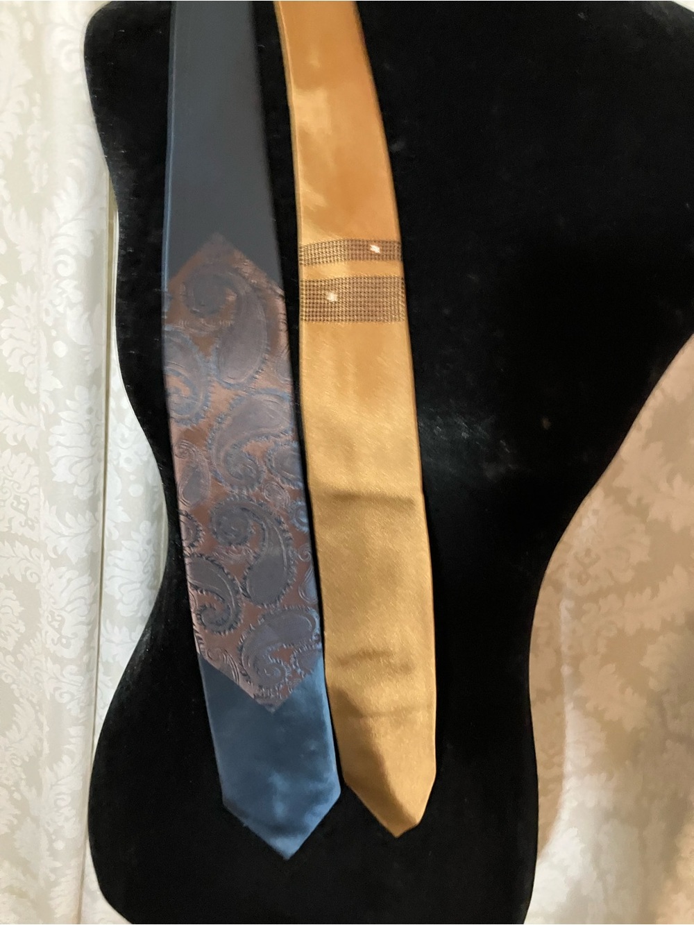 Two 1980’s Vintage Skinny Silk Ties - Picture 10 of 10